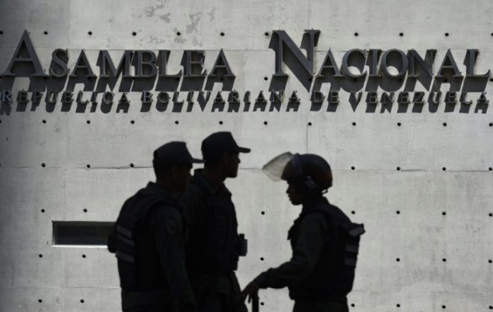 Oposición venezolana vuelve al Parlamento en medio de embestida oficialista