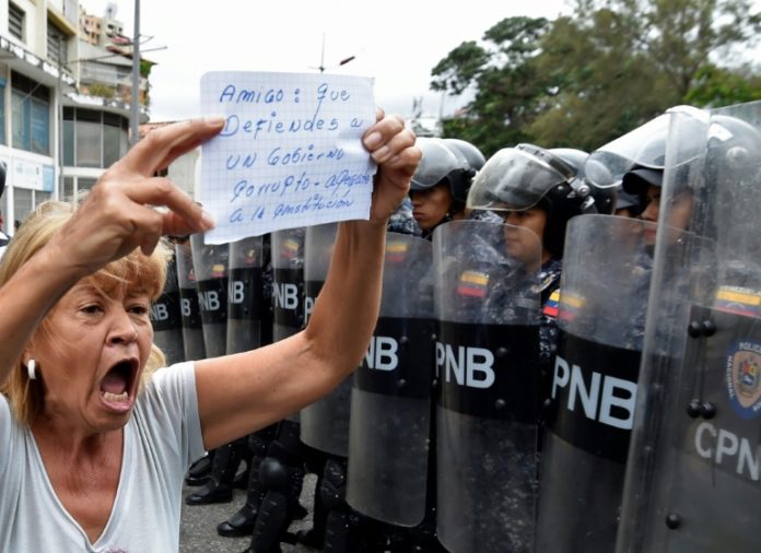 Opositores pidieron en cuarteles cesar apoyo a Maduro, en alerta frente a EEUU