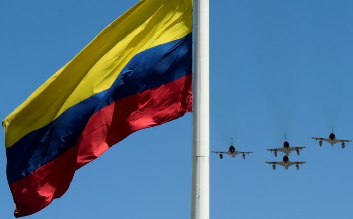 Periodista del NYT sale de Colombia tras publicación que compromete a fuerzas militares