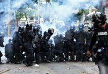 Policía de Honduras reprime manifestación contra reformas de educación y salud