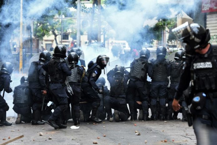 Policía de Honduras reprime manifestación contra reformas de educación y salud