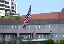 Policías resguardan embajada de EEUU en Caracas tras desalojo en Washington