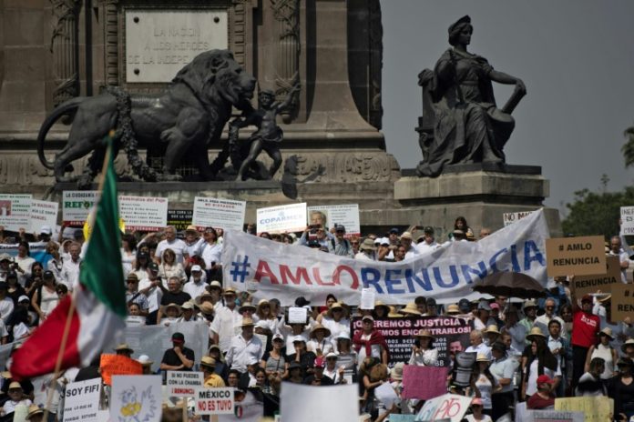Protesta contra López Obrador reúne a unos cientos de personas en Ciudad de México