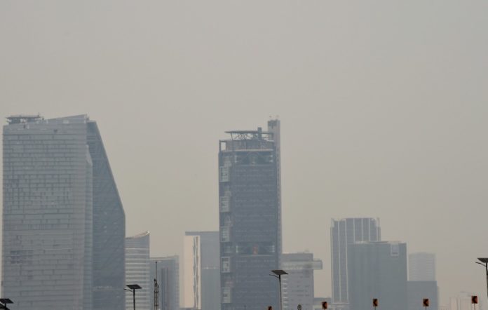 Tránsito restringido y clases suspendidas en Ciudad de México por alta contaminación