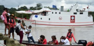 Un hospital flotante desafía las aguas turbulentas del litoral Pacífico colombiano