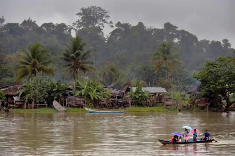 Un hospital flotante desafía las aguas turbulentas del litoral Pacífico colombiano - Indigenas en areas remotas