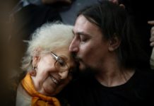 Búsqueda de hijos de desaparecidos en la dictadura argentina, un "rompecabezas"