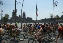 Ciclistas desnudos toman Ciudad de México para concientizar por el uso del automóvil