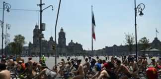 Ciclistas desnudos toman Ciudad de México para concientizar por el uso del automóvil
