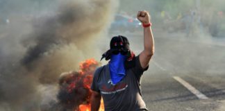 Dos muertos y 20 heridos durante protestas contra el gobierno en Honduras