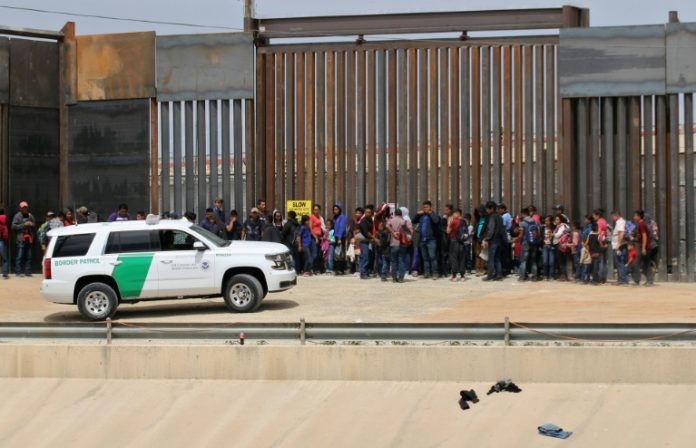 El acuerdo migratorio entre México y EEUU tiene un beneficiario - los traficantes de personas