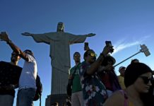 En Rio, una danza de palos de selfis a los pies del Cristo Redentor