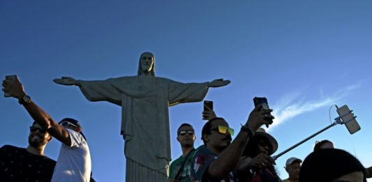 En Rio, una danza de palos de selfis a los pies del Cristo Redentor