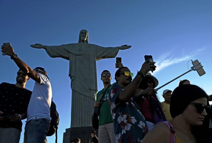 En Rio, una danza de palos de selfis a los pies del Cristo Redentor