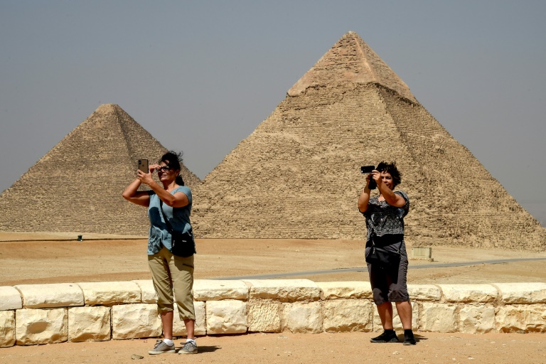 Una danza de palos de selfis en las pirámides fuera de El Cairo 
