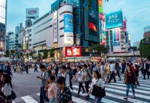 Japón lucha por adaptarse a la creciente ola turística a un año de los JJOO