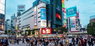 Japón lucha por adaptarse a la creciente ola turística a un año de los JJOO