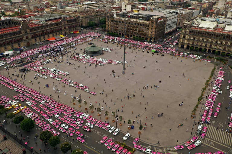 Miles de taxistas protestan en México contra Uber y otras plataformas