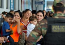 Miles de venezolanos entran a Perú en último día sin exigencia de visa
