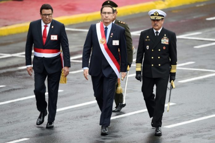 Ministro de Defensa peruano muere de infarto al abordar helicóptero Ministro de Defensa peruano muere de infarto al abordar helicóptero