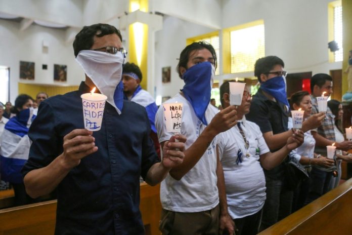 Policía y manifestantes nicaragüenses se enfrentan tras misa por opositores excarcelados