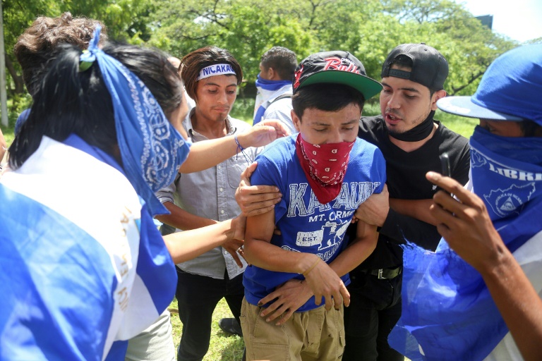 Policía y manifestantes nicaragüenses se enfrentan tras misa por opositores excarcelados