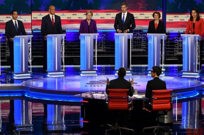 Políticos de EEUU buscan el voto hispano sin hablar "ni papa" de español