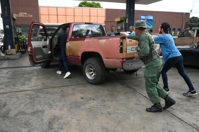 Venezuela inicia el racionamiento para la venta de gasolina