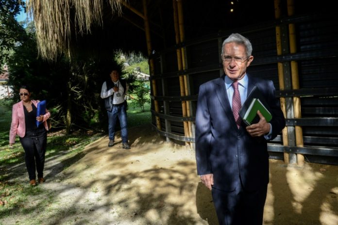 Álvaro Uribe afirma que Venezuela necesita una 'salida de fuerza' y no diálogo