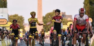 El británico Geraint Thomas (C-R) felicita al colombiano Egan Bernal (C-L), con la camiseta amarilla del líder de la general, por su victoria en la línea de meta de la 21ª y última etapa de la 106ª edición de la carrera ciclista del Tour de Francia entre Rambouillet y los Campos Elíseos de París, en París, el 28 de julio de 2019. © AFP Anne-Christine POUJOULAT