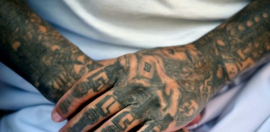 Borrarse los tatuajes, una aspiración de expandilleros en El Salvador