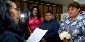 Dos mujeres remueven la tradición en Ecuador con el primer matrimonio igualitario