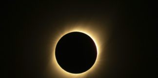 Eclipse total de sol emocionó a miles de personas en Chile y Argentina