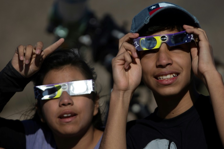 Eclipse total de sol emocionó a miles de personas en Chile y Argentina