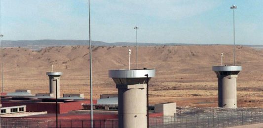 El Chapo Guzmán ya cumple sentencia en una aislada prisión de Colorado