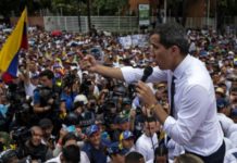 Guaidó pide "seguir en las calles" ante "muralla" militar de Maduro