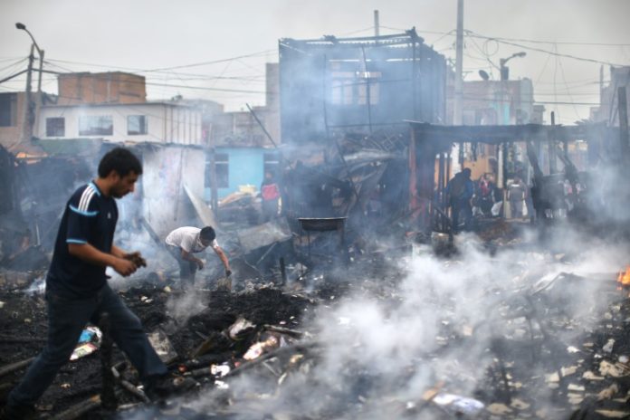 Incendio destruye unas 200 casas en Lima en víspera de Panamericanos