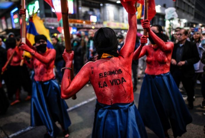 Miles de personas protestan en Colombia contra los asesinatos de activistas sociales