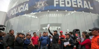 Policías mexicanos se manifiestan contra Guardia Nacional y convocan a un paro