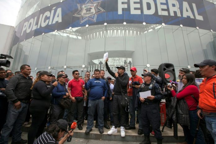 Policías mexicanos se manifiestan contra Guardia Nacional y convocan a un paro