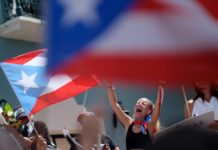 Renuncia el gobernador de Puerto Rico luego de dos semanas de protestas