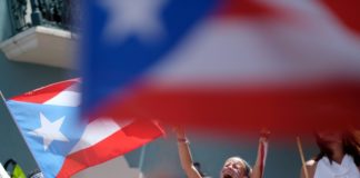 Renuncia el gobernador de Puerto Rico luego de dos semanas de protestas