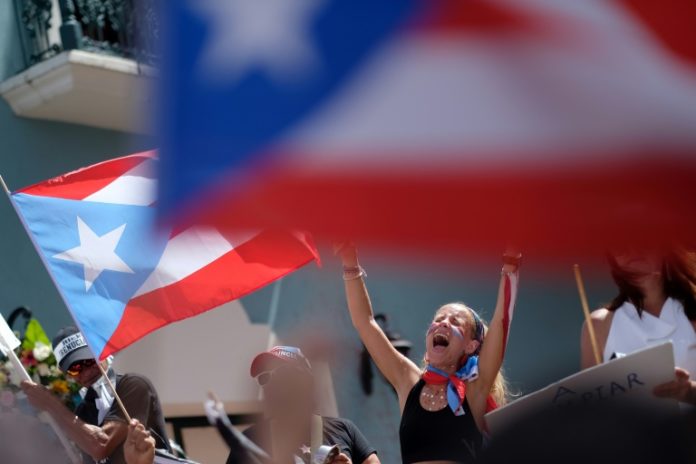 Renuncia el gobernador de Puerto Rico luego de dos semanas de protestas