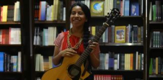 Sara Curruchich, la cantautora maya presenta su primer álbum en Guatemala