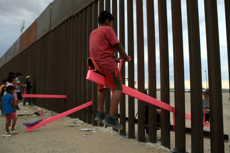 Subibajas en frontera México-EEUU permiten que niños de ambos lados jueguen juntos