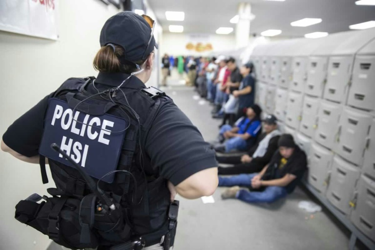 107 mexicanos entre los 680 inmigrantes detenidos en redadas en EEUU