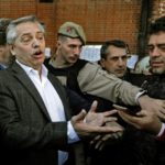Argentina debe renegociar con FMI y revisar acuerdo Mercosur-UE, afirma favorito a presidencia