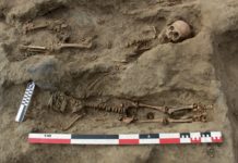 El sitio de sacrificio masivo de niños fue descubierto en el sector Pampa La Cruz en Huanchaco, un municipio costero de Trujillo