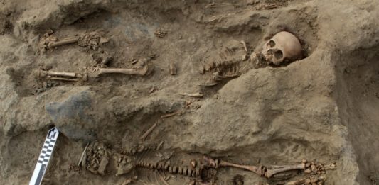 El sitio de sacrificio masivo de niños fue descubierto en el sector Pampa La Cruz en Huanchaco, un municipio costero de Trujillo