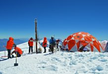 Extraen milenarias muestras de hielo de nevado peruano para estudiar cambio climático